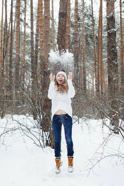 年轻女子在冬天很开心 — 图库照片