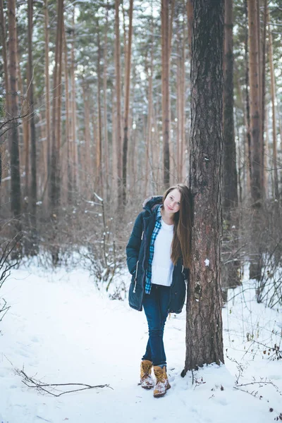 Jovem mulher natural na floresta de inverno — Fotografia de Stock