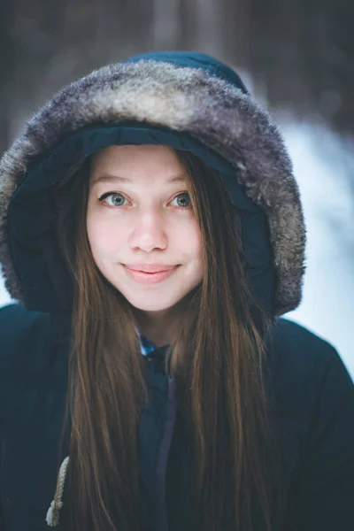 Naturliga ung kvinna i vinter skog — Stockfoto