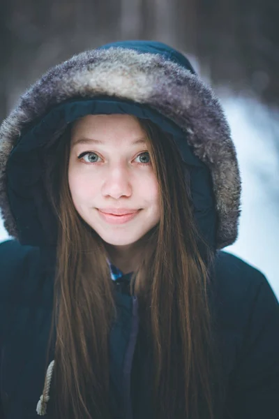 Jovem mulher natural na floresta de inverno — Fotografia de Stock