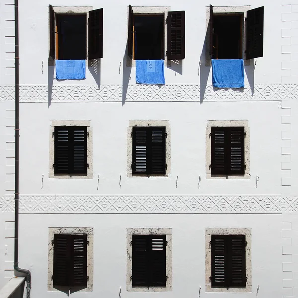 Gebouw extrerior met rijen van windows — Stockfoto
