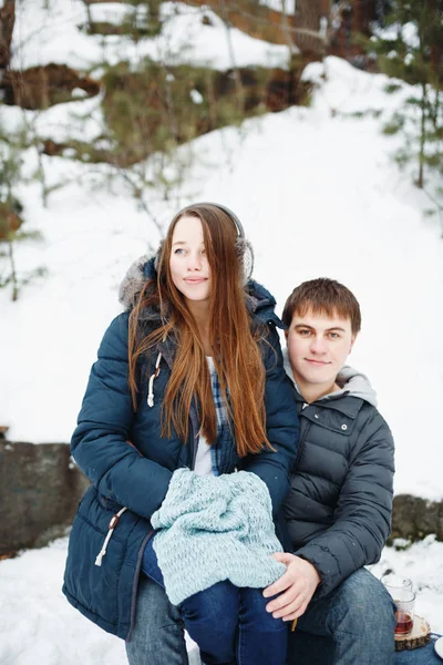 Pareja cariñosa en bosque de invierno —  Fotos de Stock