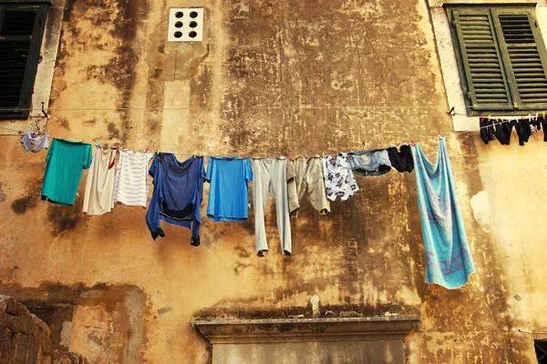 Opknoping kleren in de straat — Stockfoto