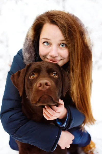 Woman with labrador dog in winter forest — Stock Photo, Image