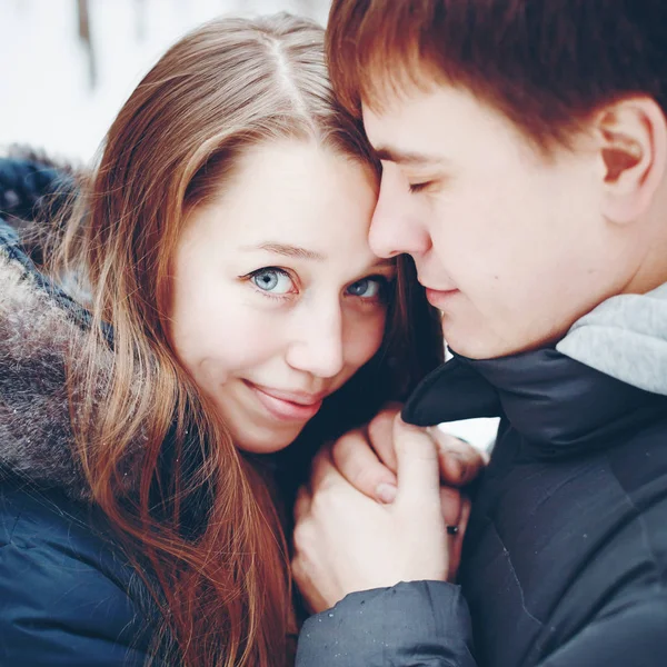 Loving couple in winter forest — Stock Photo, Image