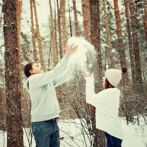 Casal amoroso na floresta de inverno — Fotografia de Stock