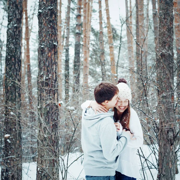 Casal amoroso na floresta de inverno — Fotografia de Stock