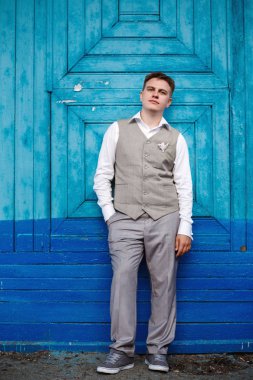 Gri takım elbiseli genç yakışıklı damat