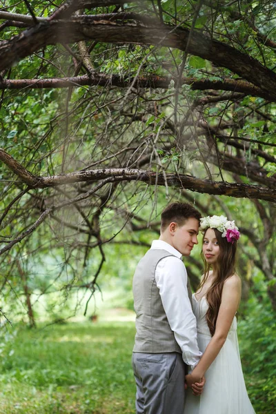 Novomanželský pár pózuje v přírodě — Stock fotografie