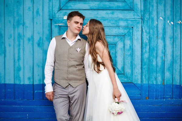 Pareja de boda divertirse —  Fotos de Stock