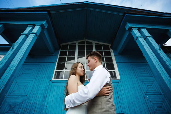 Casal jovem abraçando — Fotografia de Stock