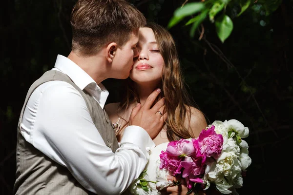 Noivo gentilmente beijando noiva bonita — Fotografia de Stock