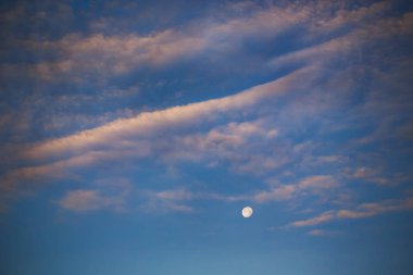 Mavi gökyüzü akşam aya 