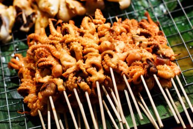 çubuk üzerinde kavrulmuş küçük ahtapot