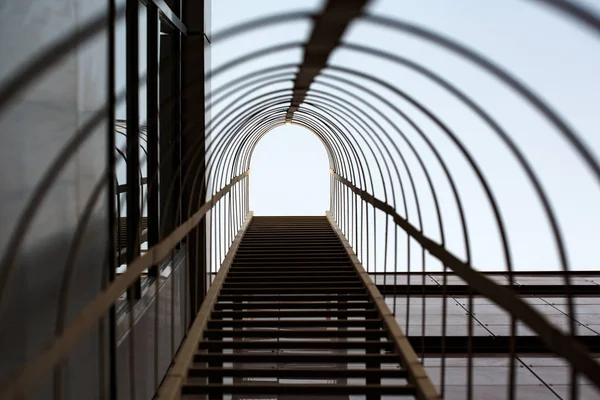 Construção de metal com escadas — Fotografia de Stock