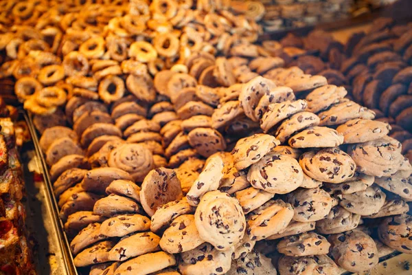 Comptoir avec biscuits dans la rue — Photo