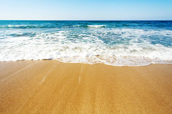 波と鮮やかな海岸線 — ストック写真