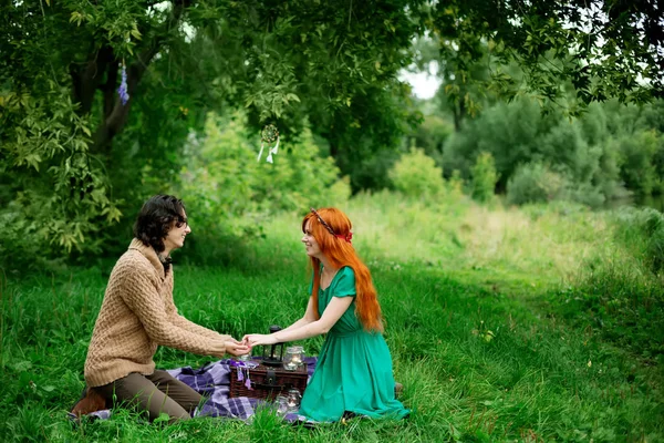 Jeune couple reposant à la nature en plein air — Photo