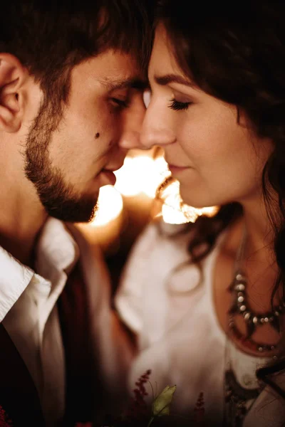 Belo casal amoroso beijando — Fotografia de Stock