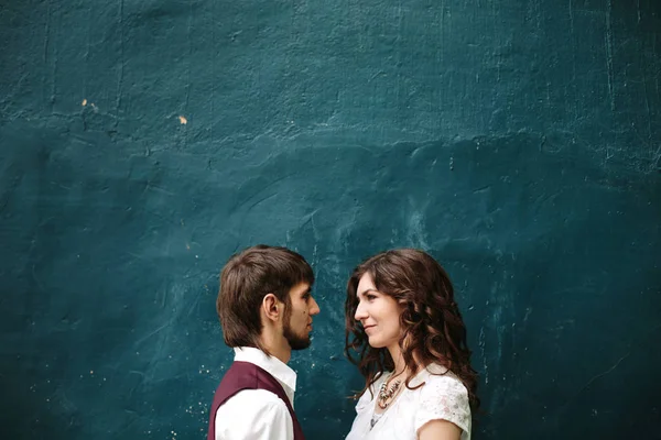Casal amoroso olhando um para o outro — Fotografia de Stock