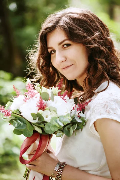 Gelin düğün çiçekleri ile gülümseyen — Stok fotoğraf