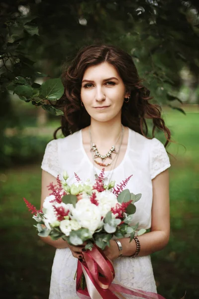 Gelin düğün çiçekleri ile — Stok fotoğraf