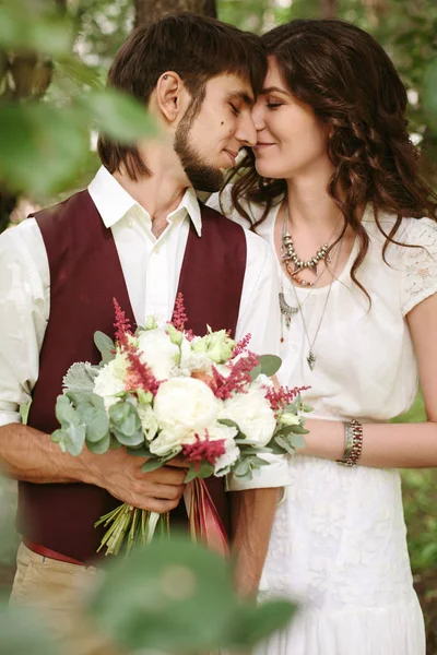 Loving couple dressed in boho chic style — Stock Photo, Image