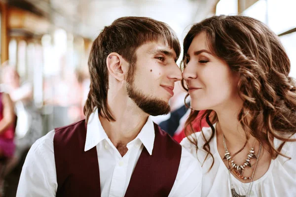年轻时髦情侣接吻在公交车 — 图库照片