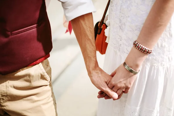 Tangan Berpegangan Pasangan Hipster — Stok Foto