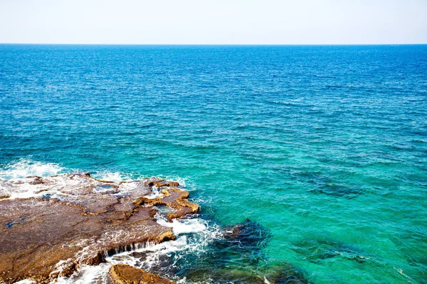 Agua de mar turquesa y piedras — Foto de Stock