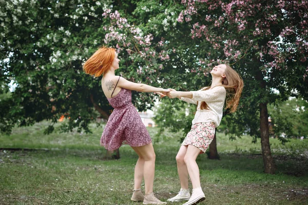 Dos chicas hermosas jóvenes divirtiéndose —  Fotos de Stock