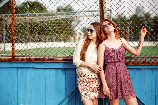 Две девочки-подростки позируют возле школьного двора — стоковое фото