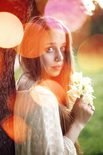 Romantische Frau mit Frühlingsblumen — Stockfoto