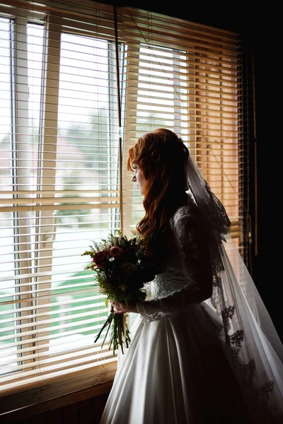 Belle mariée avec bouquet de fleurs — Photo