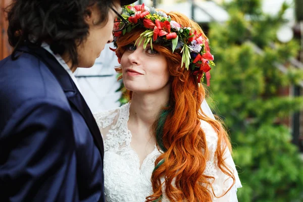 Gelukkig jonge bruidspaar — Stockfoto