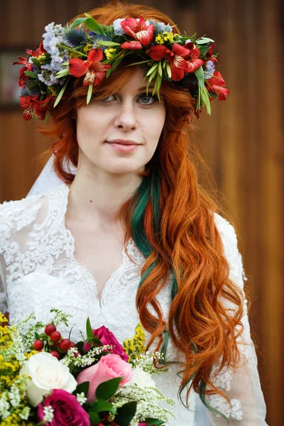 Panna Młoda z rude włosy i kwiaty — Zdjęcie stockowe