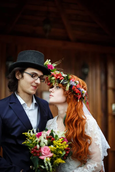 Wedding couple with flower bouquet — Stock Photo, Image