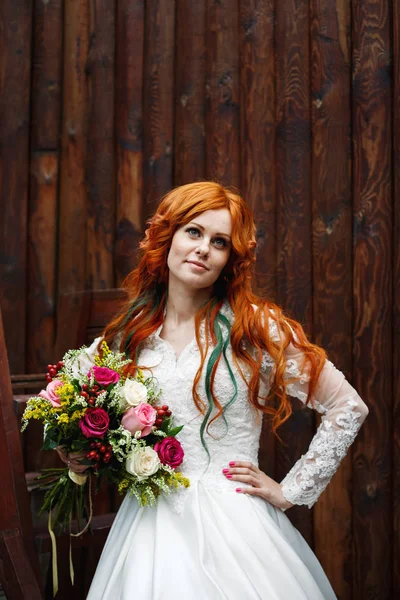 Boho bruden med rött hår — Stockfoto
