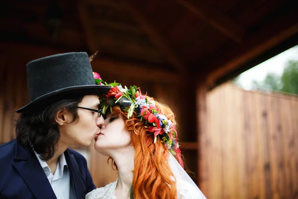 Wedding couple kissing — Stock Photo, Image