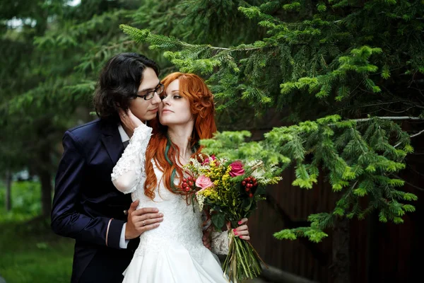 Happy wedding couple — Stock Photo, Image