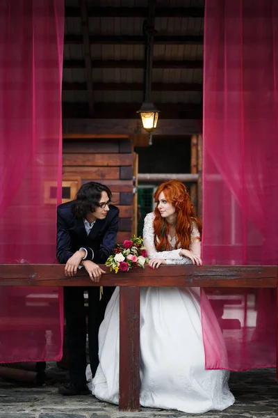 Pareja de boda en estilo rústico —  Fotos de Stock