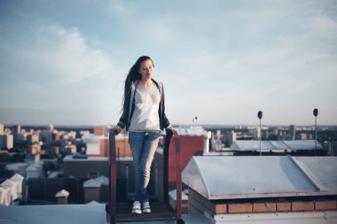 Genç parlak kadın bir çatı üzerinde