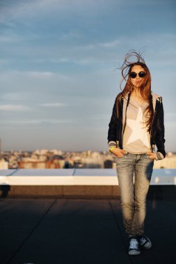 Genç parlak kadın bir çatı üzerinde