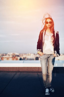 Genç parlak kadın bir çatı üzerinde