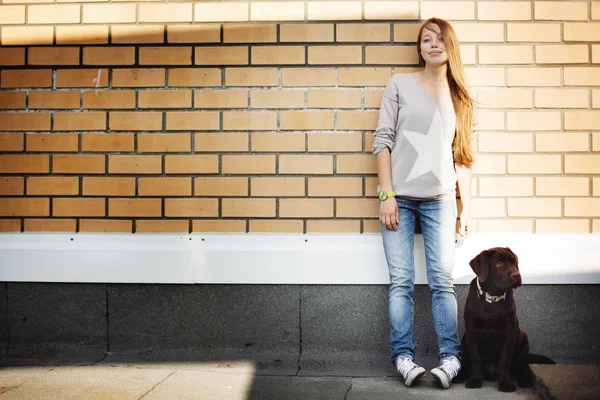 Woman with her dog labrador retriever — Stock Photo, Image