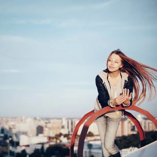 Młoda kobieta jasne na dach — Zdjęcie stockowe
