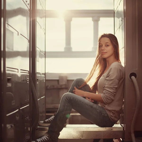 Portrait de mode en plein air de jeune femme — Photo