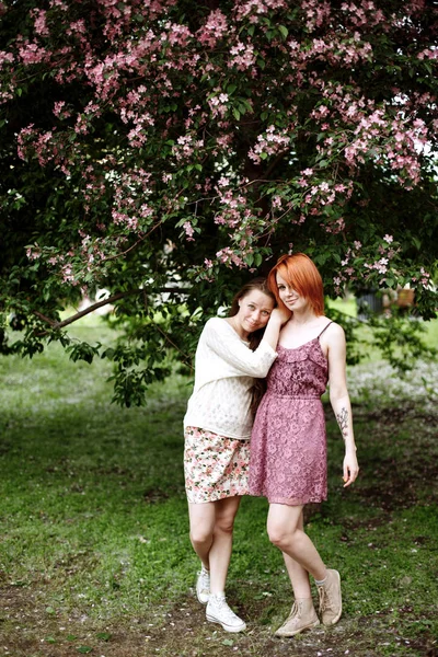 Two young attractive women in summer — Stock Photo, Image