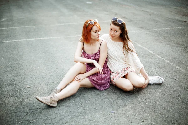 Δύο κορίτσια εφήβων που κάθονται στην παιδική χαρά — Φωτογραφία Αρχείου