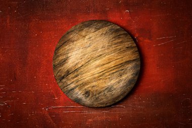 Kesme tahtası üzerinde vintage kırmızı yuvarlak rustik 